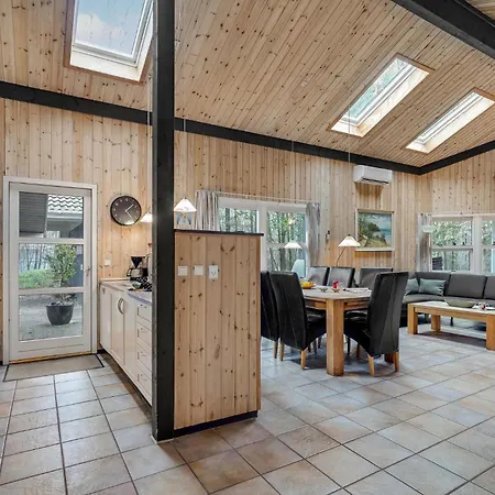 4 Bedroom Gorgeous In Holiday home *