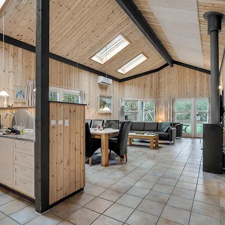 4 Bedroom Gorgeous In Semesterbostad Oksbøl