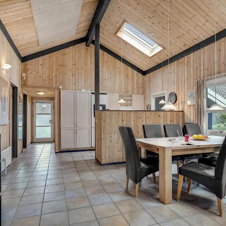 4 Bedroom Gorgeous In Holiday home