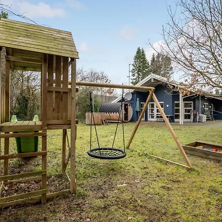 4 Bedroom Gorgeous In Holiday home