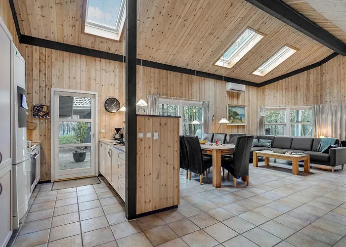 4 Bedroom Gorgeous In Ferienhaus *