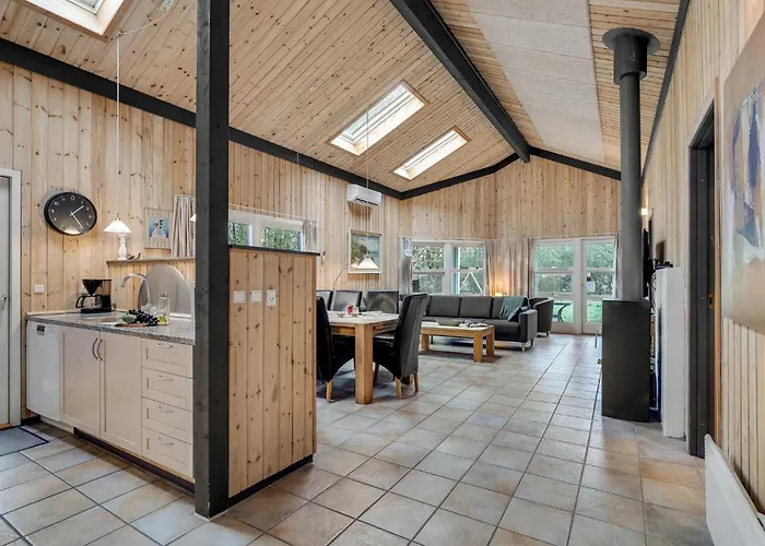 4 Bedroom Gorgeous In Ferienhaus Oksbøl