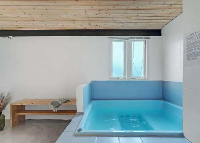 4 Bedroom Gorgeous In Ferienhaus Oksbøl